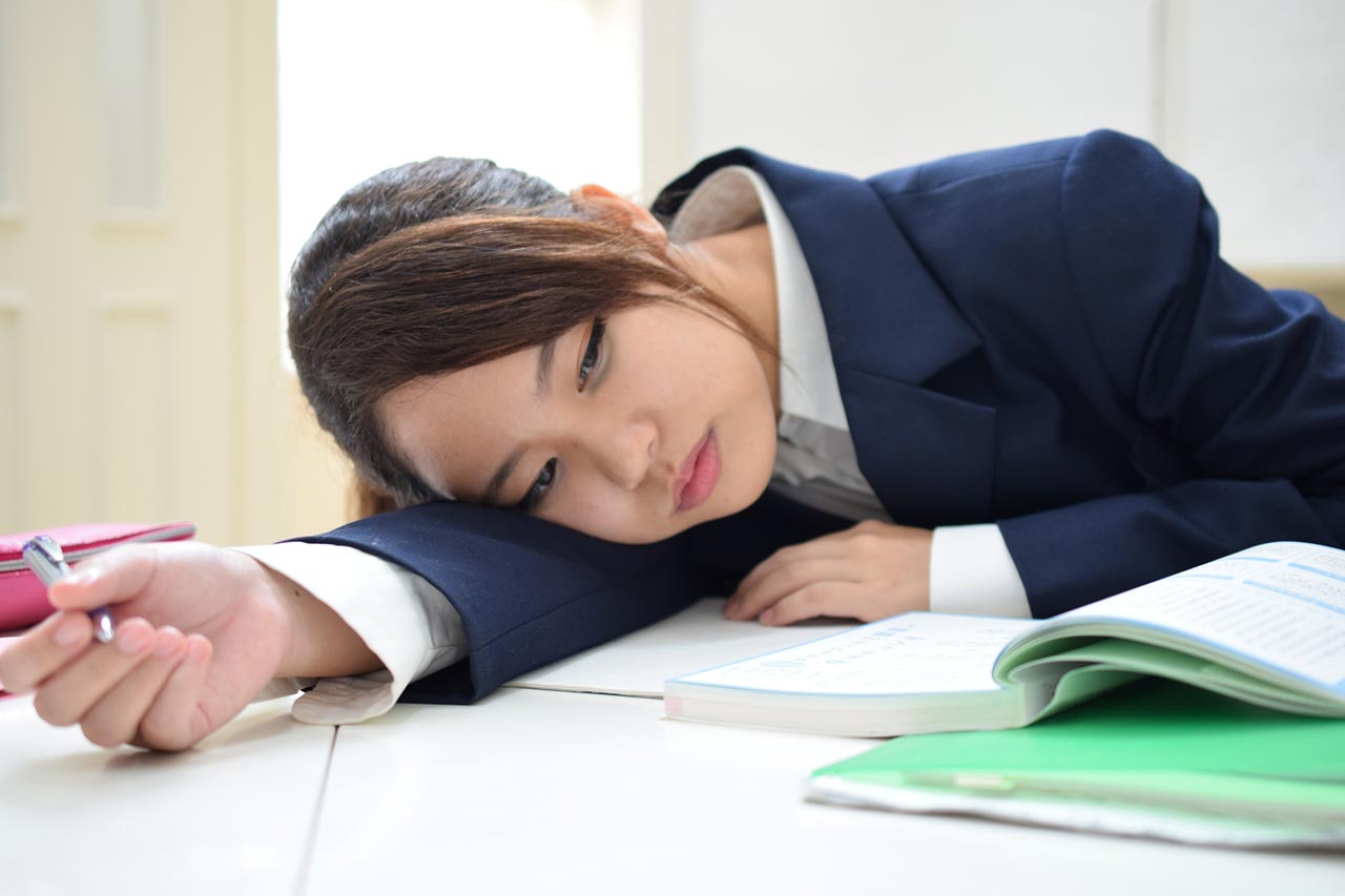 資格試験勉強で疲れている女性
